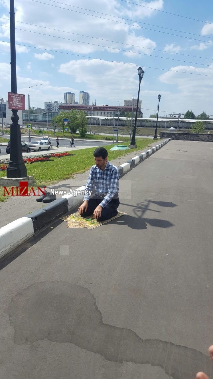 نماز خواندن هواداران ایرانی در روسیه +عکس