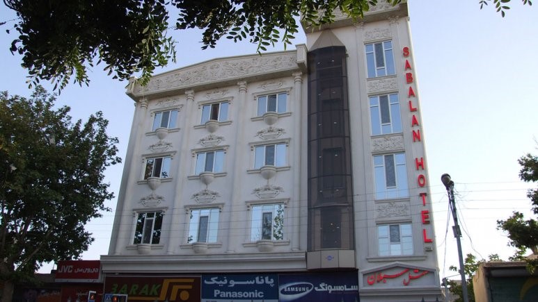 نمای بیرون هتل سبلان اردبیل