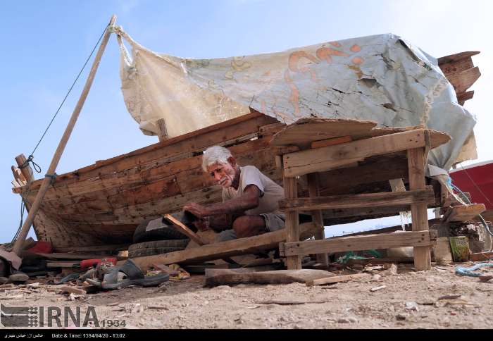 پیرمردی که به تنهایی «بلم» می سازد + تصاویر پیرمردی که به تنهایی «بلم» می سازد + تصاویر