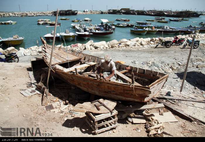 پیرمردی که به تنهایی «بلم» می سازد + تصاویر پیرمردی که به تنهایی «بلم» می سازد + تصاویر