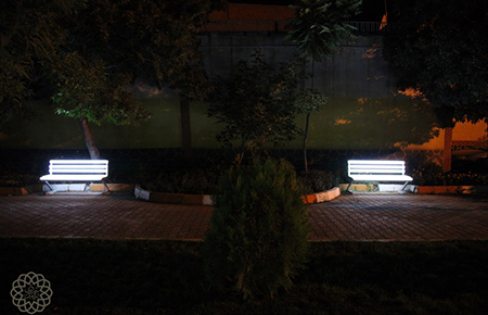 نصب صندلی های نورانی در پارک مقابل شورای شهر اردبیل