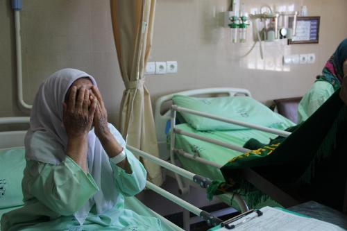 گزارش تصویری عیادت خادمین حرم مطهر رضوی از بیماران بیمارستان های اراک