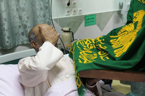 گزارش تصویری عیادت خادمین حرم مطهر رضوی از بیماران بیمارستان های اراک