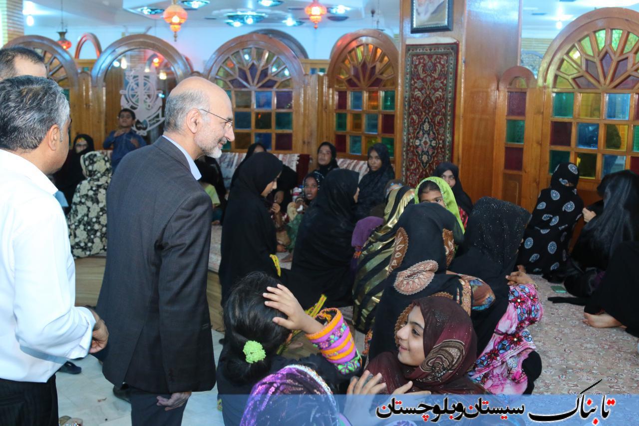 مددجویان کمیته امداد در کنار مدیران شهری/ سفره ای به رنگ وحدت و همدلی+ گزارش تصویری