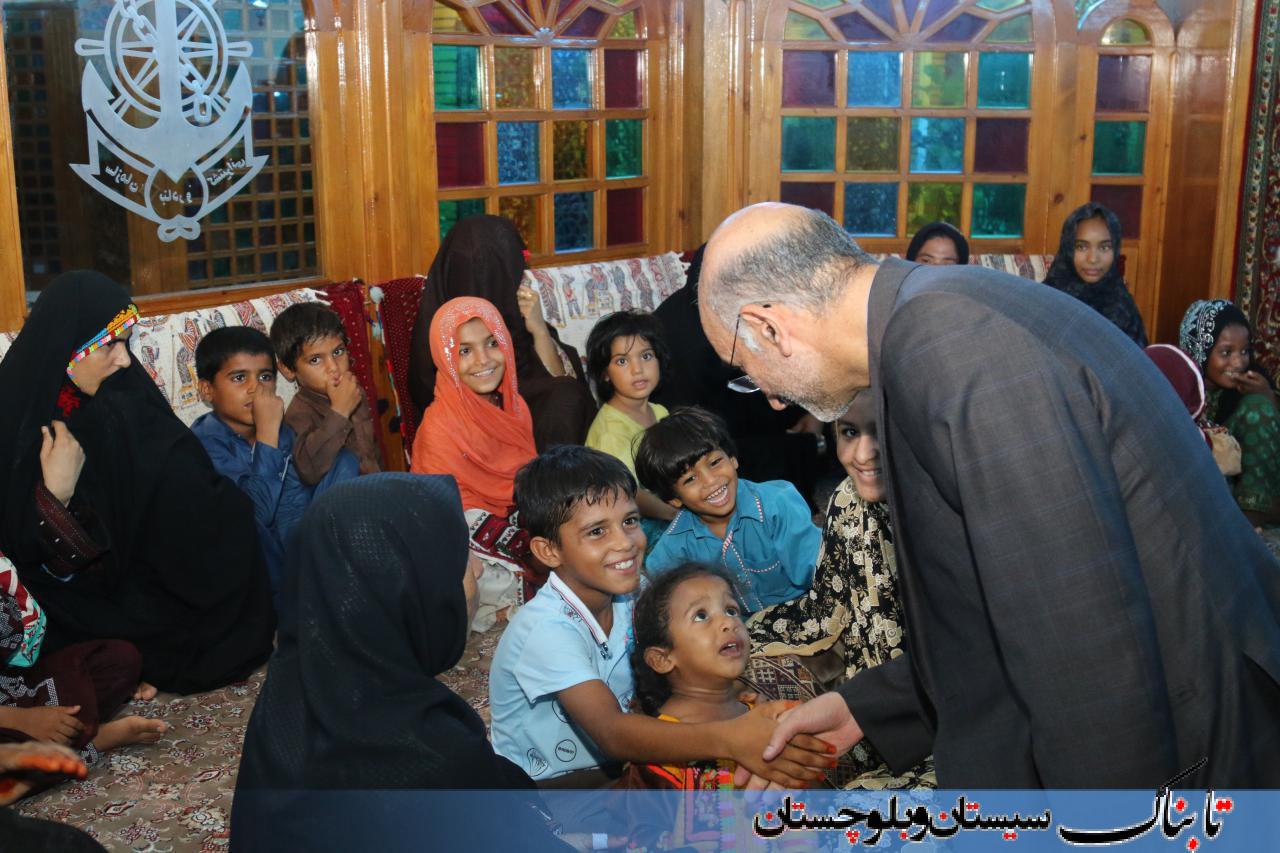 مددجویان کمیته امداد در کنار مدیران شهری/ سفره ای به رنگ وحدت و همدلی+ گزارش تصویری