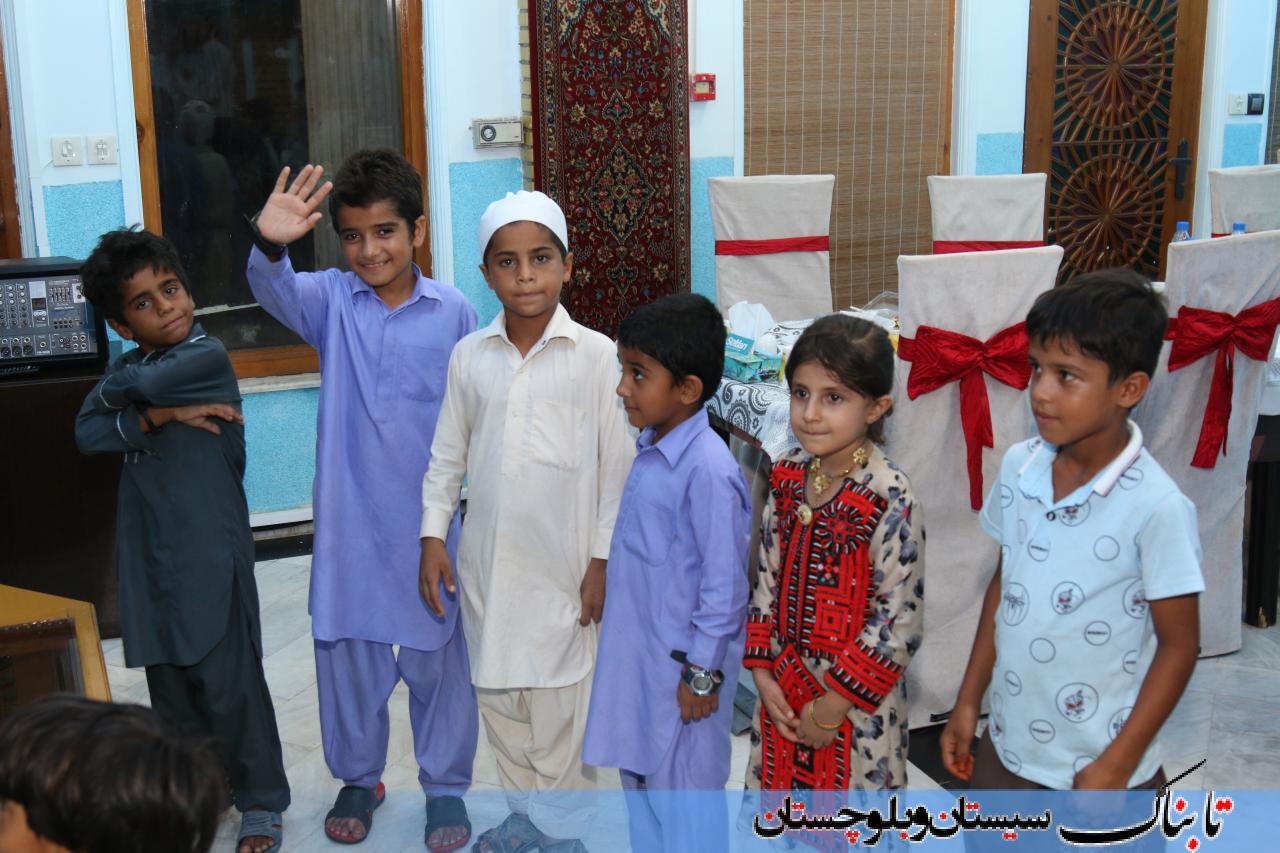 مددجویان کمیته امداد در کنار مدیران شهری/ سفره ای به رنگ وحدت و همدلی+ گزارش تصویری