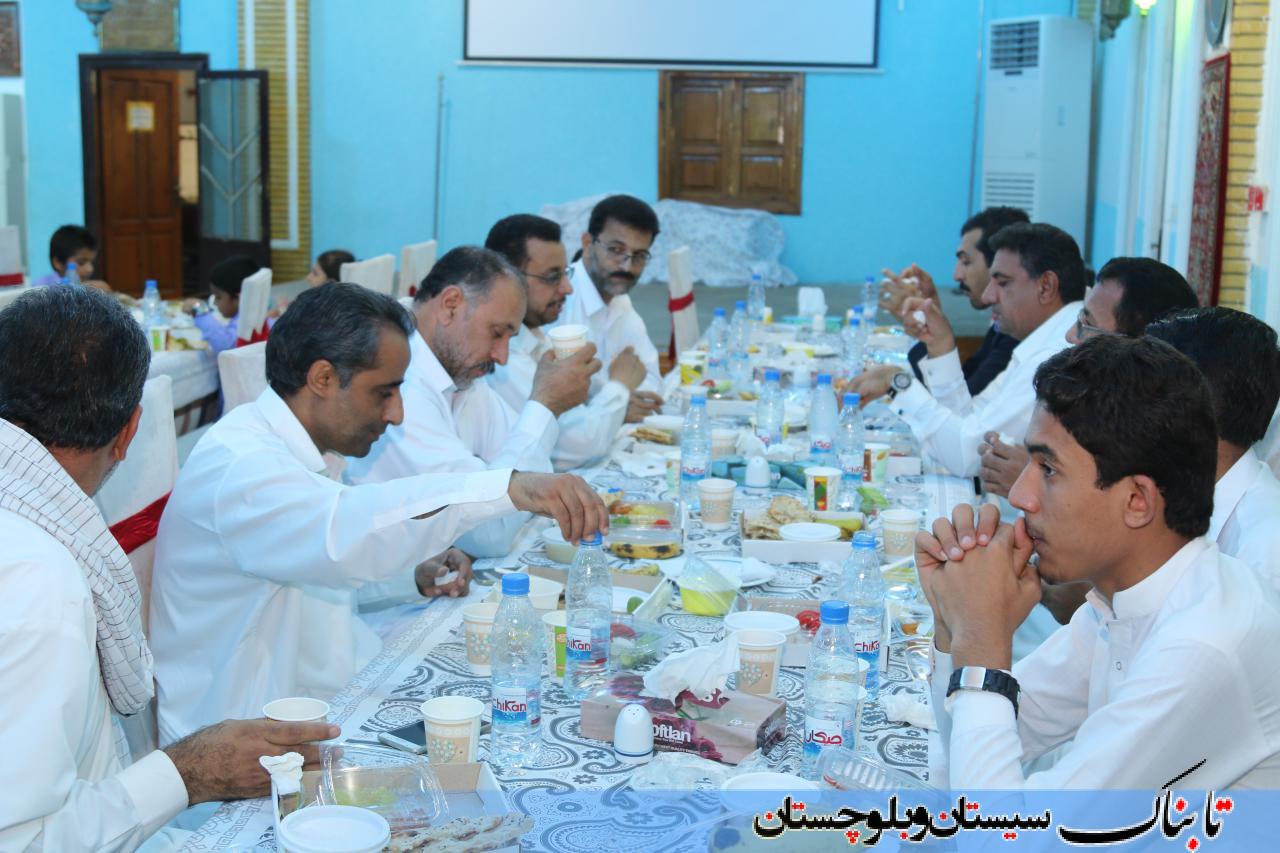 مددجویان کمیته امداد چابهار در کنار مدیران شهری/ سفره ای به رنگ وحدت و همدلی+ گزارش تصویری