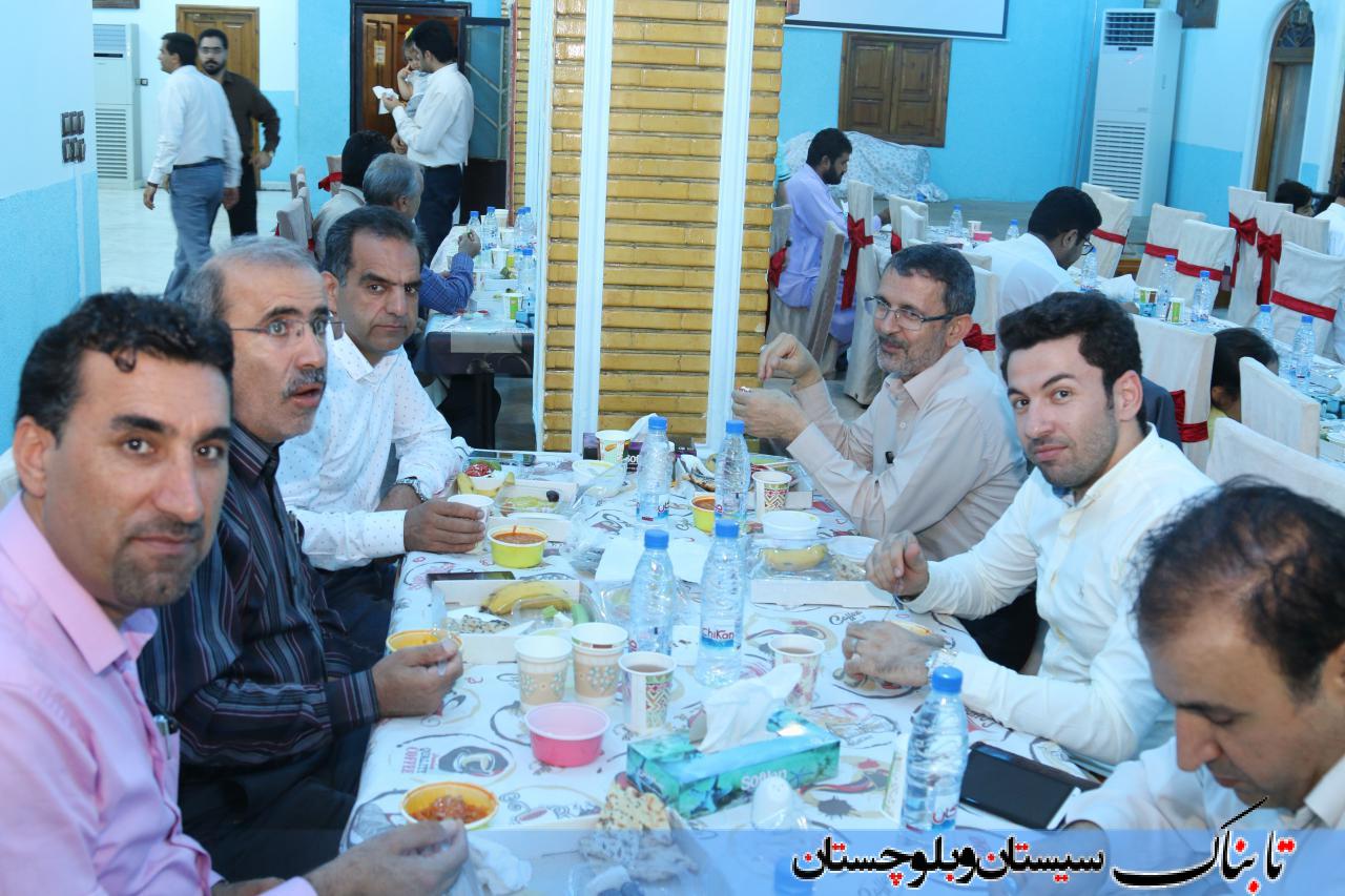 مددجویان کمیته امداد چابهار در کنار مدیران شهری/ سفره ای به رنگ وحدت و همدلی+ گزارش تصویری