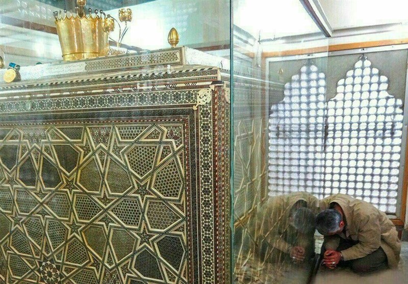 تصویری دیده نشده از سردار سلیمانی در داخل ضریح حضرت زینب