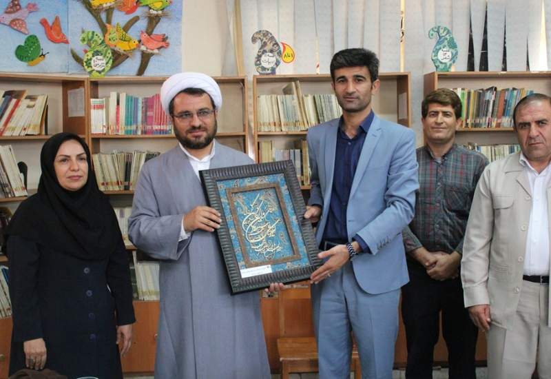 تجلیل از یک «روحانی» خاص در دهدشت تجلیل از یک «روحانی» خاص در دهدشت