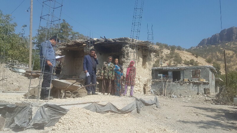 انتقاد از عدم نظارت بر روند ساخت مسکن های مددجویی / ناظر کمیته امداد : مگر کاه در گونی می چپانید؟! + تصاویر انتقاد از عدم نظارت بر روند ساخت مسکن های مددجویی / ناظر کمیته امداد : مگر کاه در گونی می چپانید؟! + تصاویر