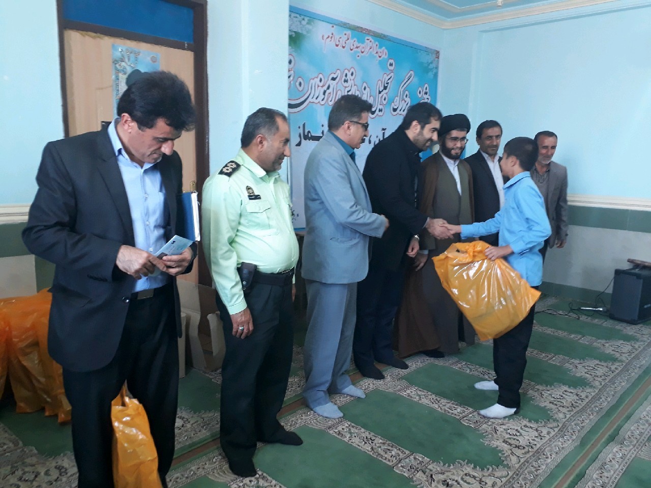 تجلیل از دانش آموزان برتر مسابقات کشوری قرآن، عترت و نماز/ برنامه های حمایتی بنیاد علوی از آموزش وپرورش لنده تجلیل از دانش آموزان برتر مسابقات کشوری قرآن، عترت و نماز/ برنامه های حمایتی بنیاد علوی از آموزش وپرورش لنده