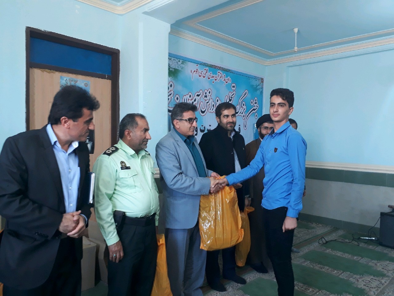 تجلیل از دانش آموزان برتر مسابقات کشوری قرآن، عترت و نماز/ برنامه های حمایتی بنیاد علوی از آموزش وپرورش لنده تجلیل از دانش آموزان برتر مسابقات کشوری قرآن، عترت و نماز/ برنامه های حمایتی بنیاد علوی از آموزش وپرورش لنده