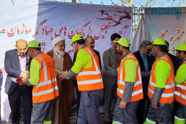 تلاش دلسوزانه پاکبانان در مهار سیلاب ستودنی است تلاش دلسوزانه پاکبانان در مهار سیلاب ستودنی است