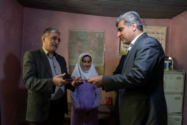 تقدیر استاندار از معلم کوچک&zwnj;ترین مدرسه گیلان