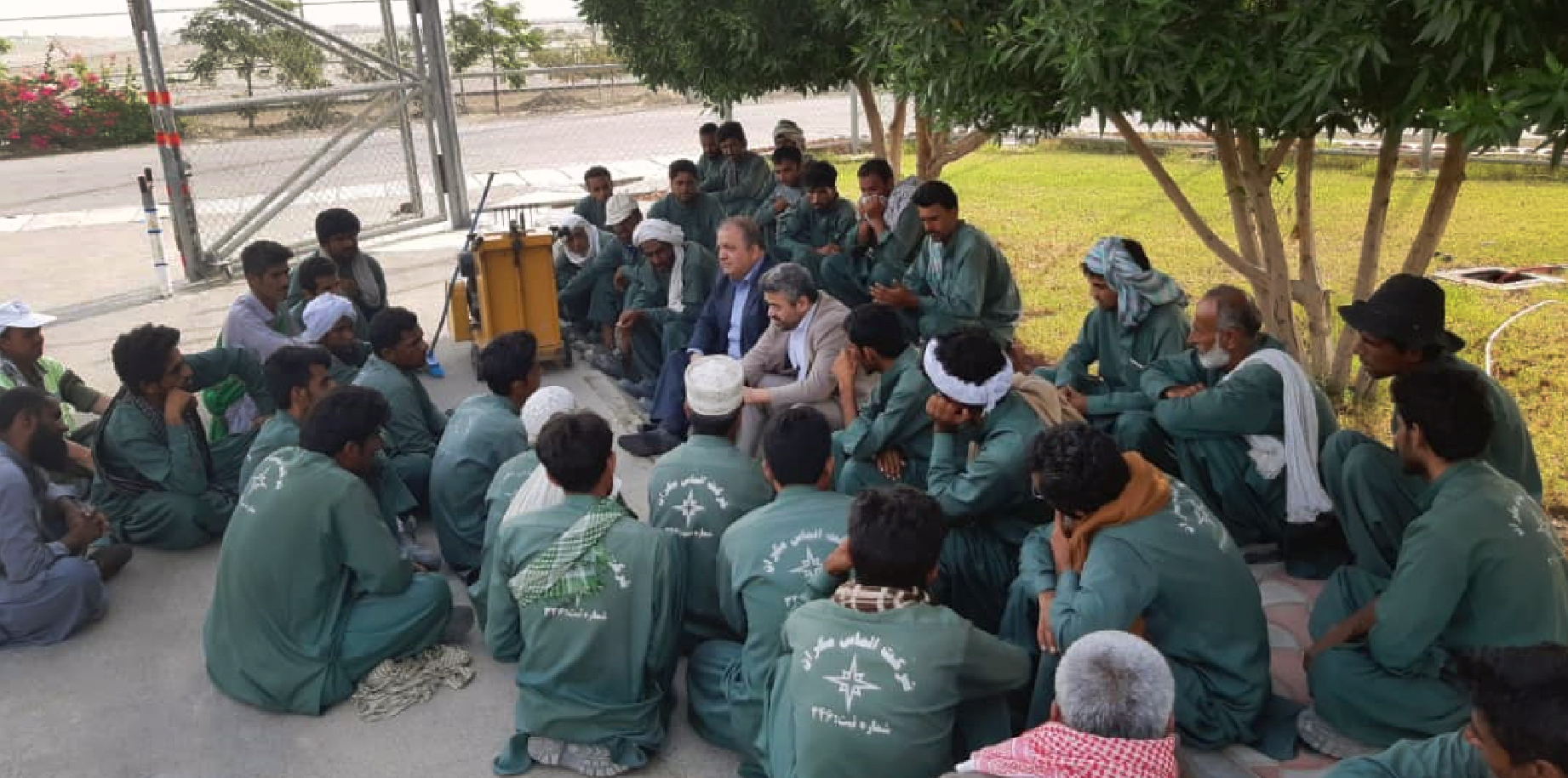 کارگران بومی؛ سرمایههای اصلی سومین قطب پتروشیمی ایران/ حضور صمیمی مدیرعامل پتروشیمی مکران در بین کارگران فضای سبز شهرک پتروشیمی مکران کارگران بومی؛ سرمایههای اصلی سومین قطب پتروشیمی ایران/ حضور صمیمی مدیرعامل پتروشیمی مکران در بین کارگران فضای سبز شهرک پتروشیمی مکران