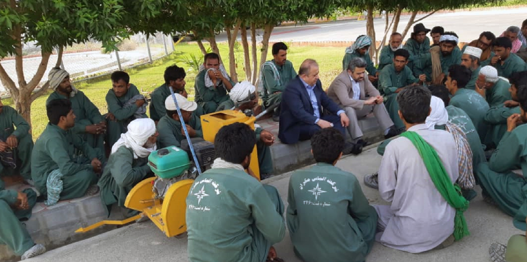 کارگران بومی؛ سرمایههای اصلی سومین قطب پتروشیمی ایران/ حضور صمیمی مدیرعامل پتروشیمی مکران در بین کارگران فضای سبز شهرک پتروشیمی مکران کارگران بومی؛ سرمایههای اصلی سومین قطب پتروشیمی ایران/ حضور صمیمی مدیرعامل پتروشیمی مکران در بین کارگران فضای سبز شهرک پتروشیمی مکران