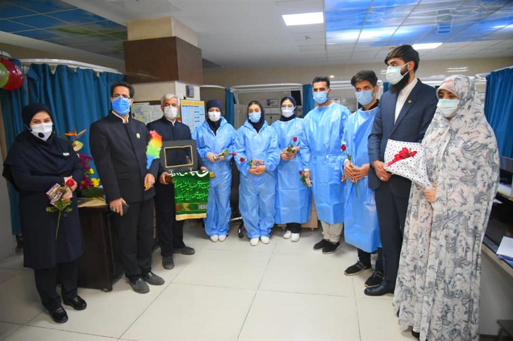 اقدام ارزشمند زوج جوان البرزی برای تقدیر از ایثارگری کادر درمان+عکس اقدام ارزشمند زوج جوان البرزی برای تقدیر از ایثارگری کادر درمان+عکس