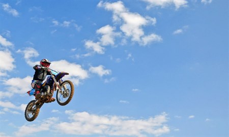 نصب پلاک جدید ورزشی بر روی موتور سیکلت ورزشکاران استان