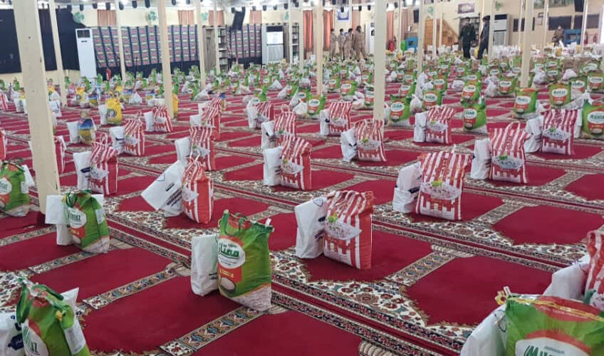 توزیع ۲ هزار بسته معیشتی طرح کمک های مومنانه در قشم بین آسیب دیدگان کرونا توزیع ۲ هزار بسته معیشتی طرح کمک های مومنانه در قشم بین آسیب دیدگان کرونا