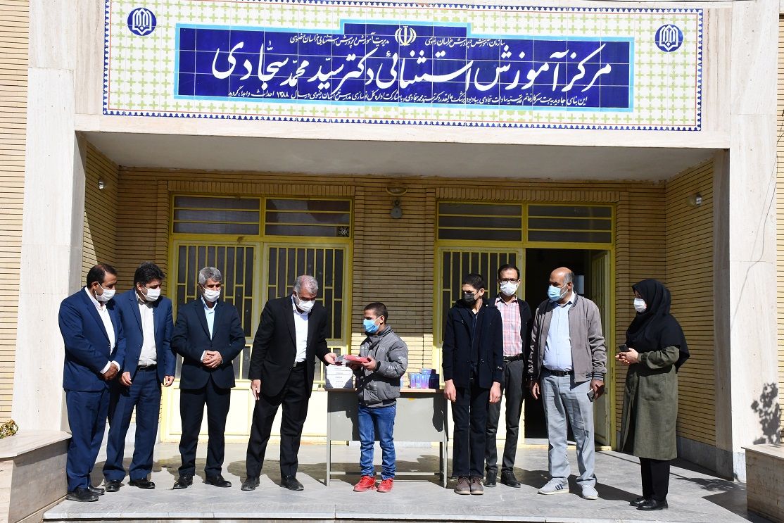 اهدای تبلت به تمامی دانشآموزان مدارس استثنائی شهر گلبهار