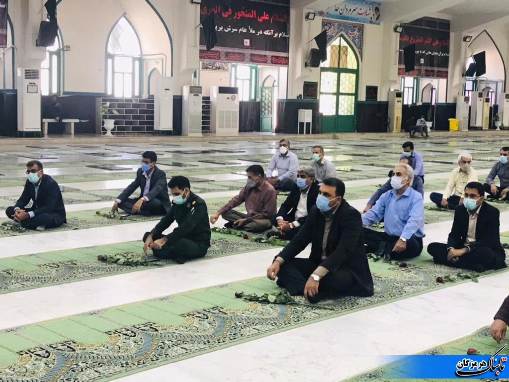 غباروبی گلزار شهدا به مناسبت هفته دفاع مقدس