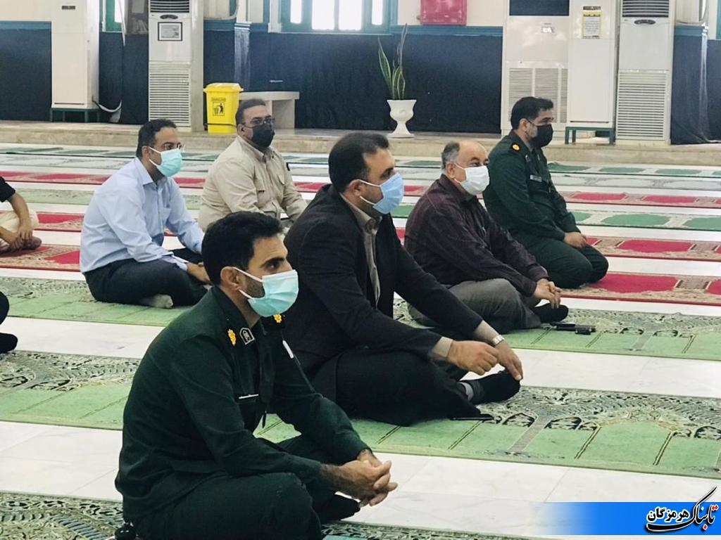 غباروبی گلزار شهدا به مناسبت هفته دفاع مقدس غباروبی گلزار شهدا به مناسبت هفته دفاع مقدس