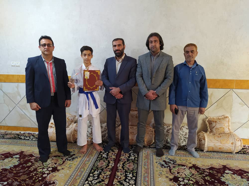 تجلیل مدیر کل ورزش از مدال آور نوجوان کهگیلویه وبویر احمد در مسابقات کاراته کشور+تصاویر