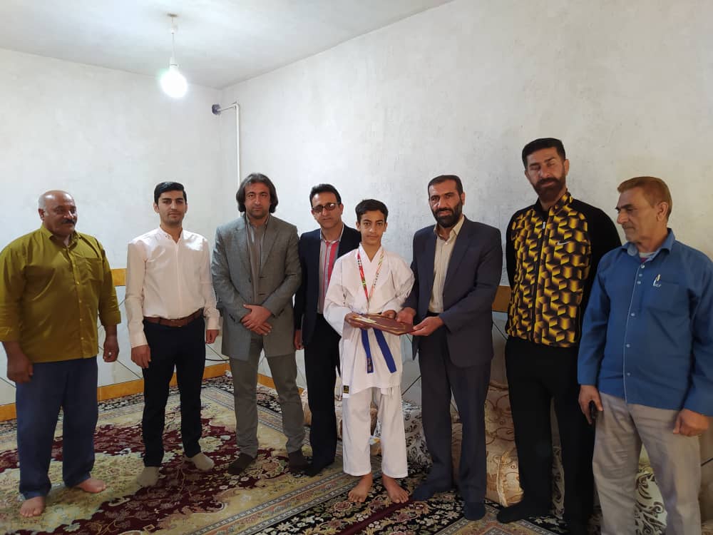 تجلیل مدیر کل ورزش از مدال آور نوجوان کهگیلویه وبویر احمد در مسابقات کاراته کشور+تصاویر