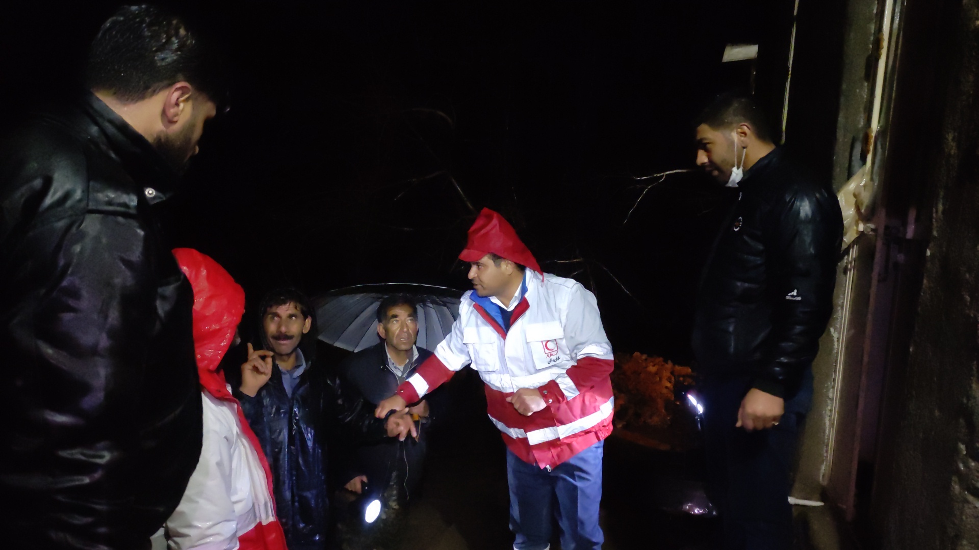 بازدید میدانی بخشدار مرکزی از منازل آسیب دیده بازدید میدانی بخشدار مرکزی از منازل آسیب دیده