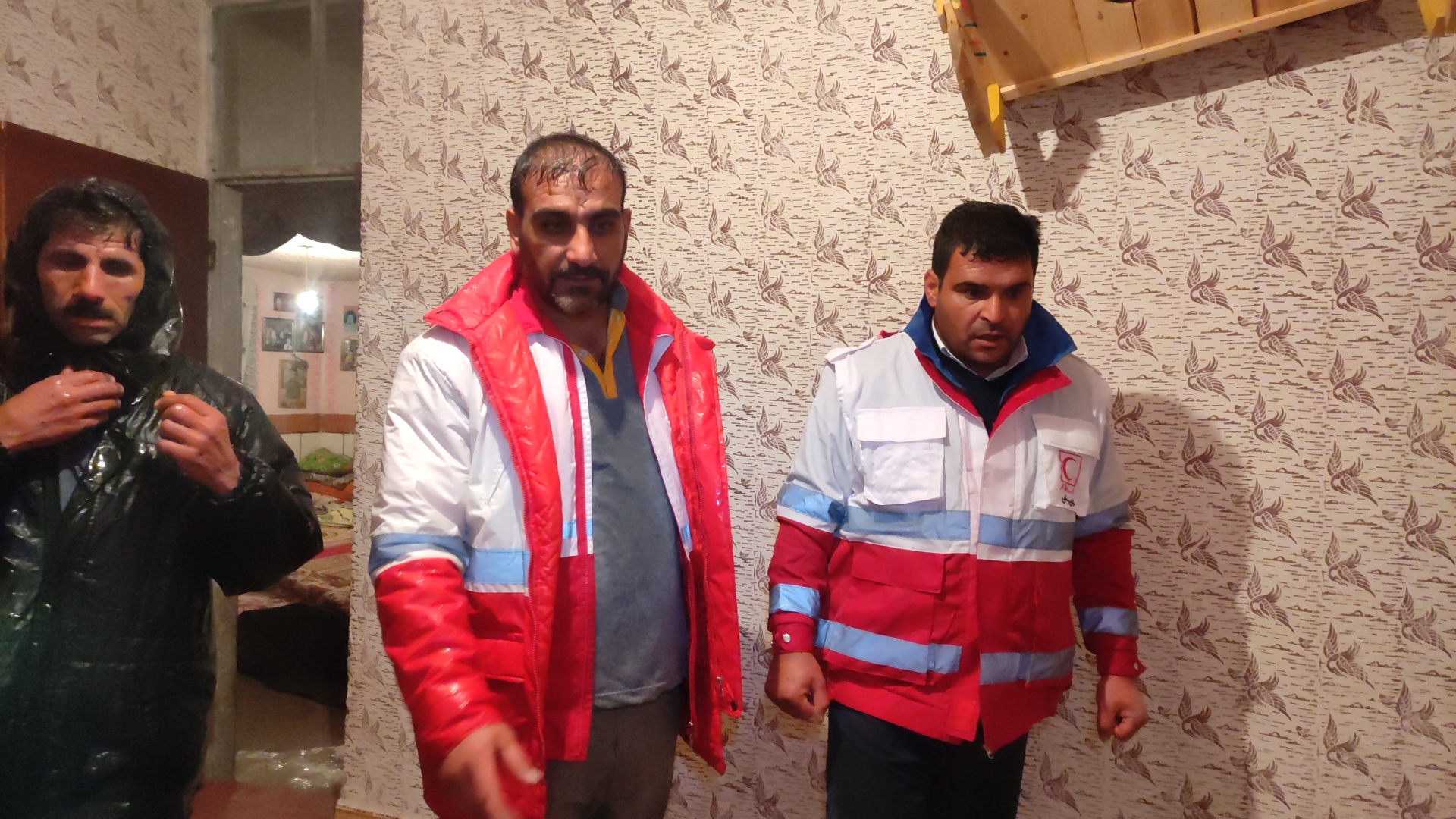 بازدید میدانی بخشدار مرکزی از منازل آسیب دیده بازدید میدانی بخشدار مرکزی از منازل آسیب دیده