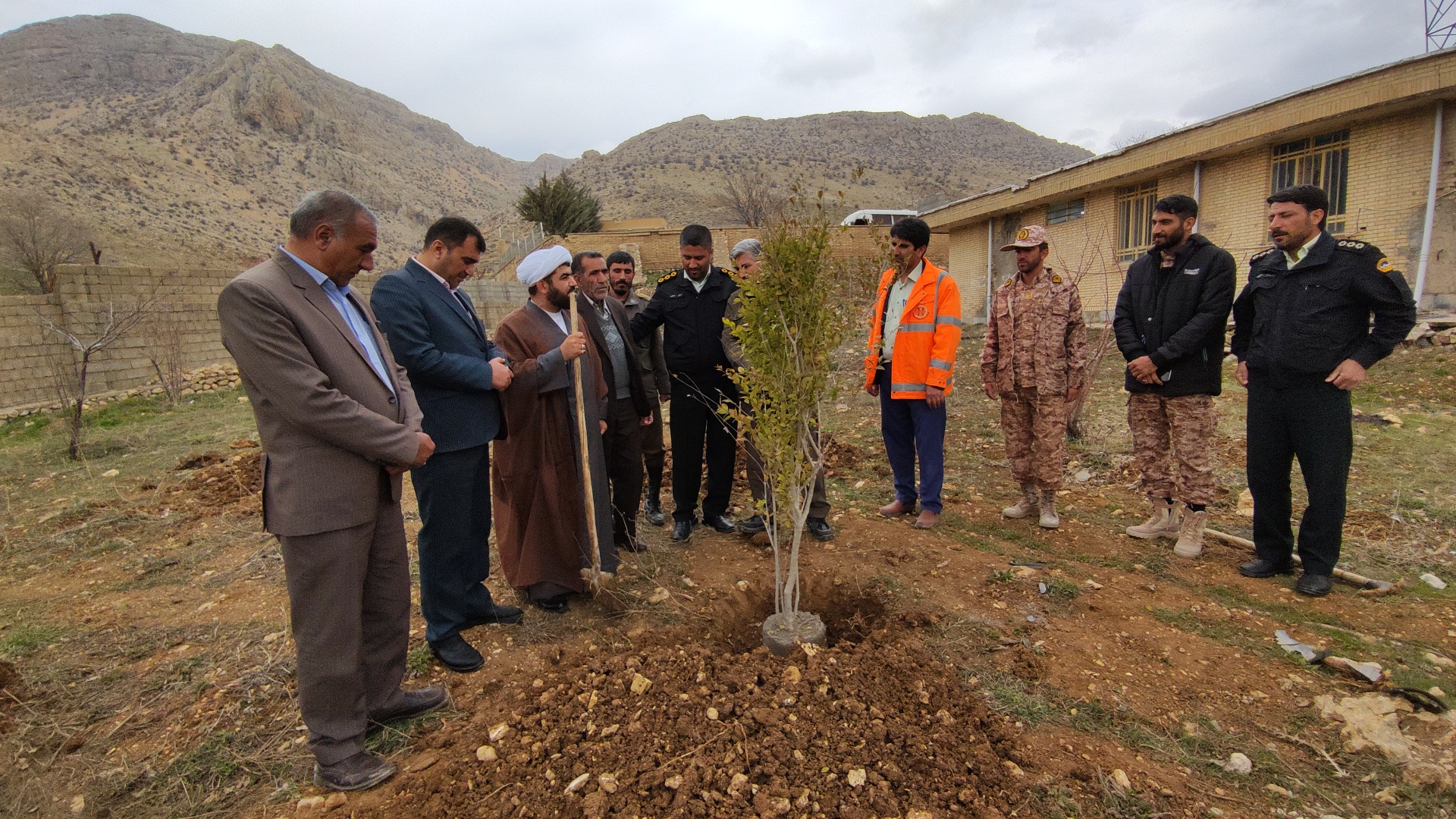 غرس نهال توسط مسئولان در مارگون غرس نهال توسط مسئولان در مارگون