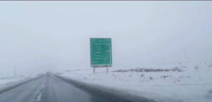 جاده برفی مشهد-نیشابور/ انسداد موقت جاده رباط سفید به علت یخ‌زدگی