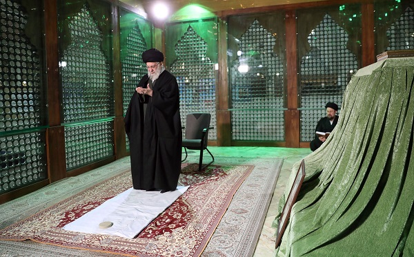 رهبر انقلاب در حرم مطهر امام راحل و گلزار شهدای بهشت زهرا (س) حضور یافتند آیت الله خامنه ای در حرم مطر 11 بهمن 1402