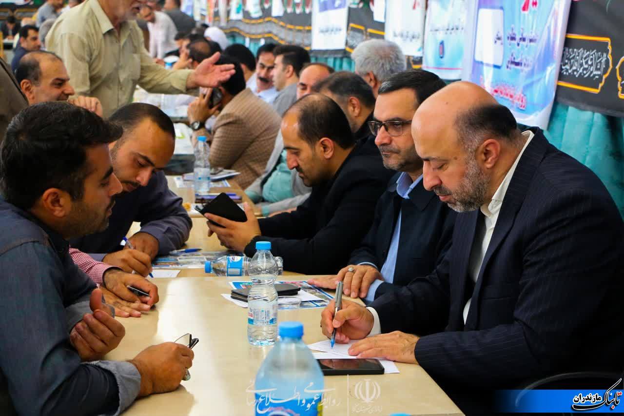 همزمان با دومین روز هفته‌ی دولت، میز خدمت دستگاه‌های دولت در نکا برگزار شد