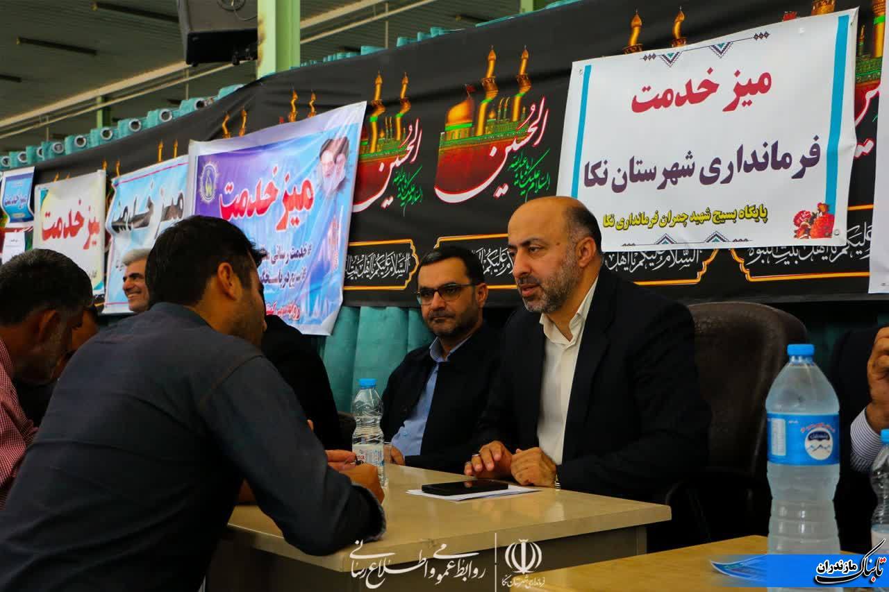 همزمان با دومین روز هفته‌ی دولت، میز خدمت دستگاه‌های دولت در نکا برگزار شد