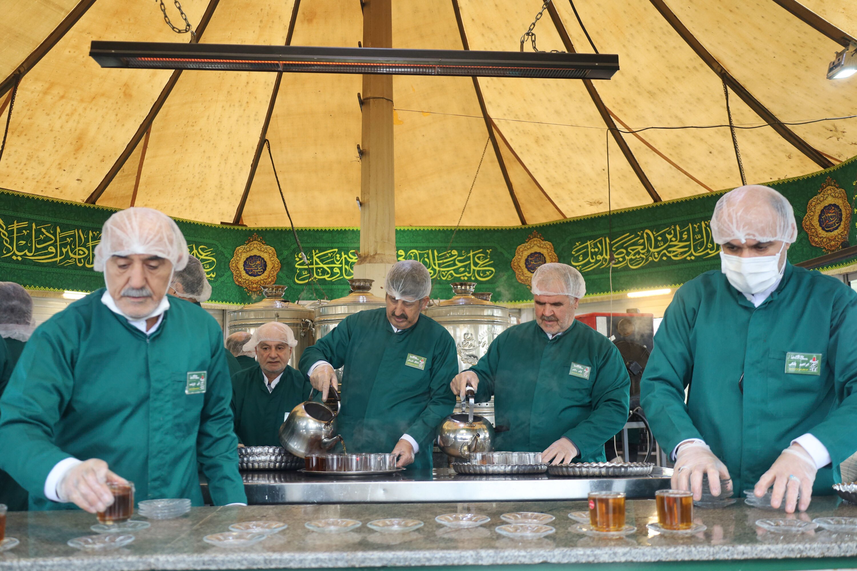 توزیع گل نرگس در چایخانه حرم مطهر رضوی