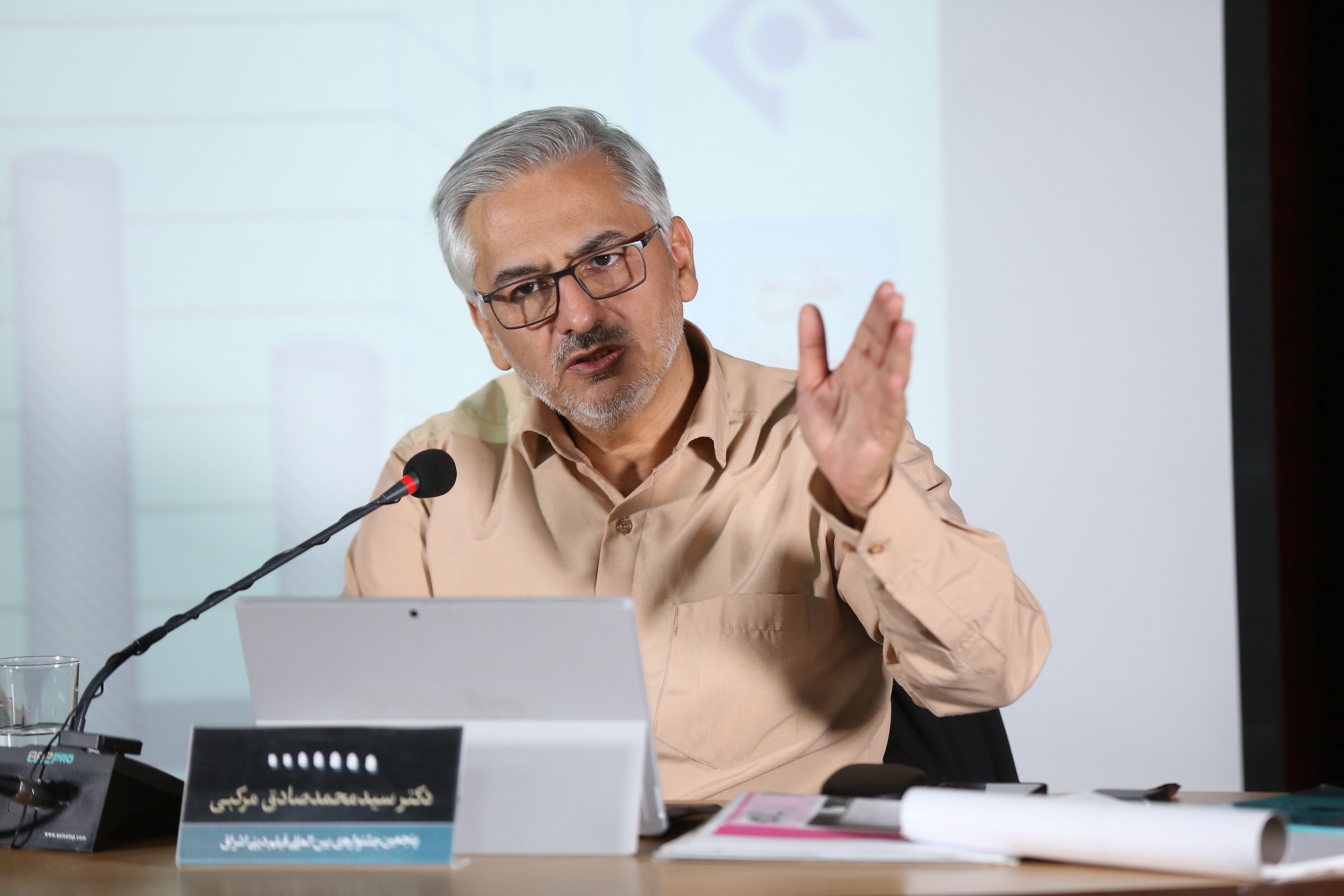 باید بتوانیم مسائل دینی را در بستر همه قالب های هنری جاری و ساری کنیم