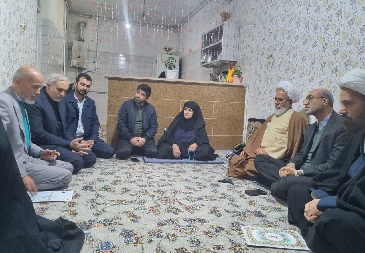 حضور امام جمعه، استاندار کرمانشاه در منزل شهید زنگنه