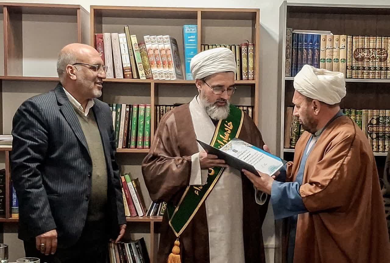 کرمانشاه در تقدیم شهدا اهل تسنن سومین استان کشور است/فرهنگ ایثار و شهادت از افتخارات نظام اسلامی