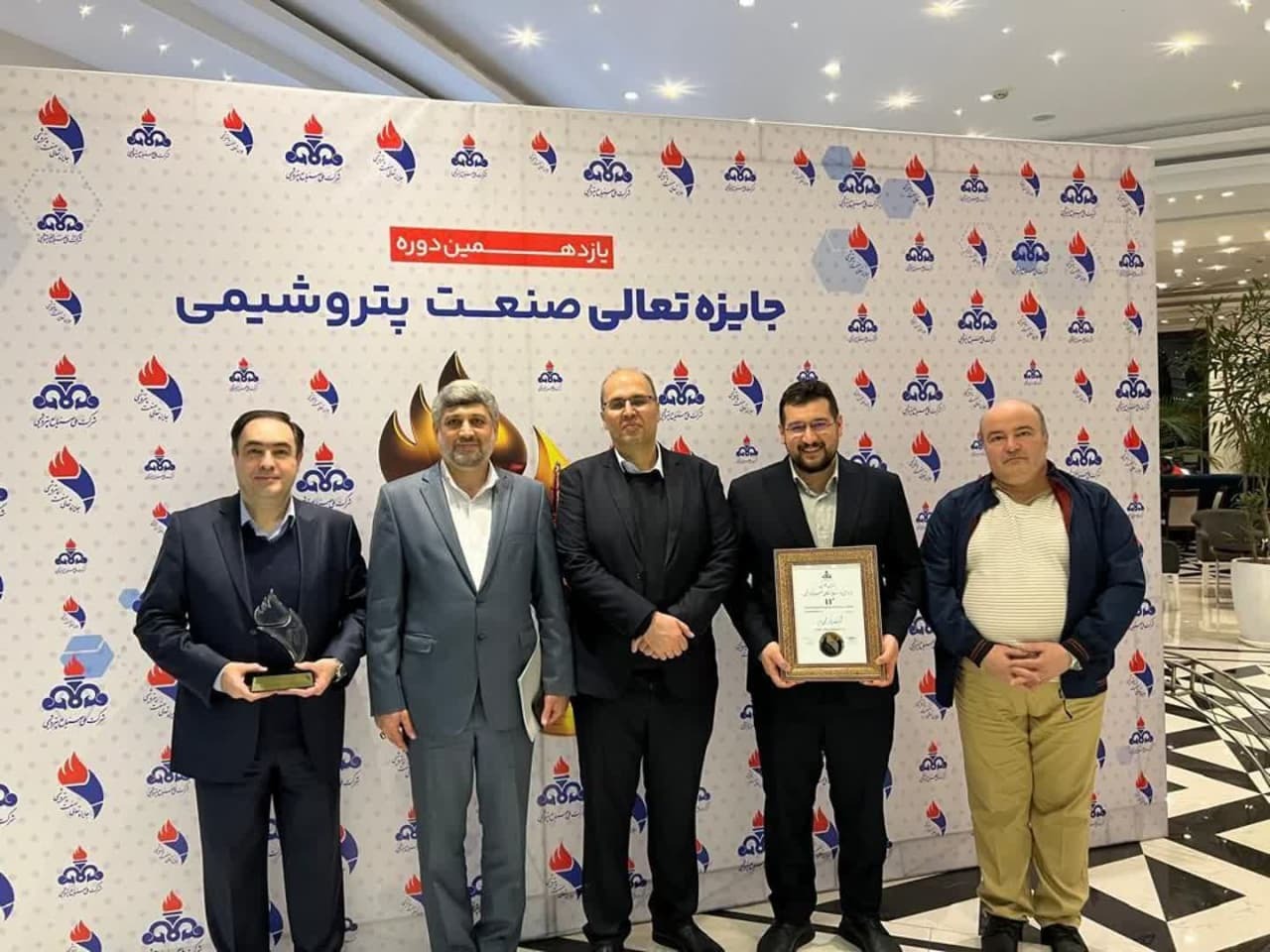 پتروشیمی تبریز، در اوج افتخار: تندیس بلورین تعالی صنعت پتروشیمی در دستان تبریزیها پتروشیمی تبریز، در اوج افتخار: تندیس بلورین تعالی صنعت پتروشیمی در دستان تبریزیها