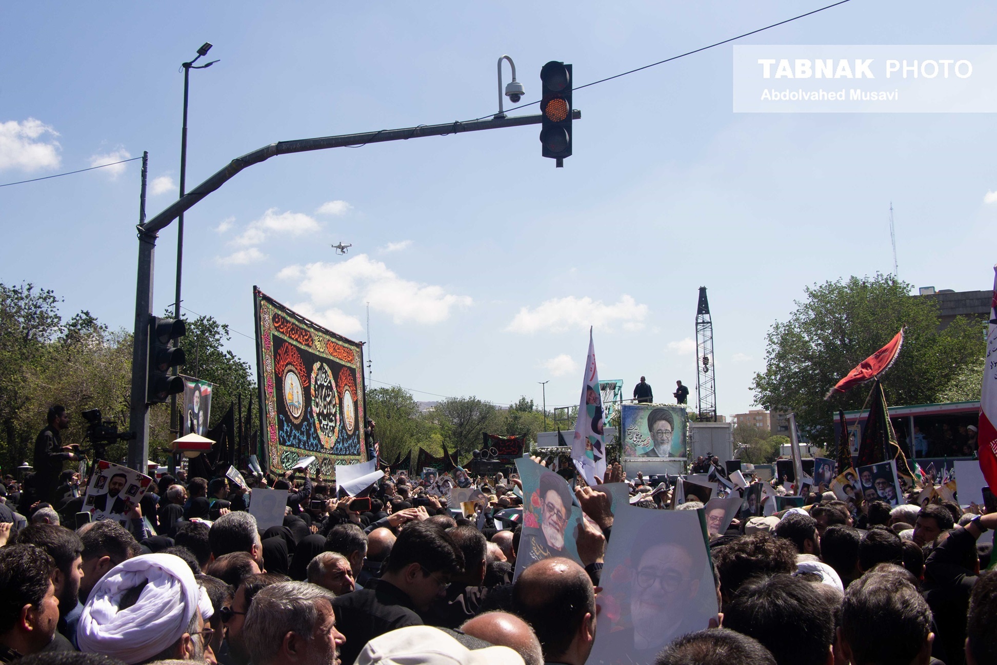 تصاویر/ تشییع حماسی امام جمعه شهید توسط مردم تبریز