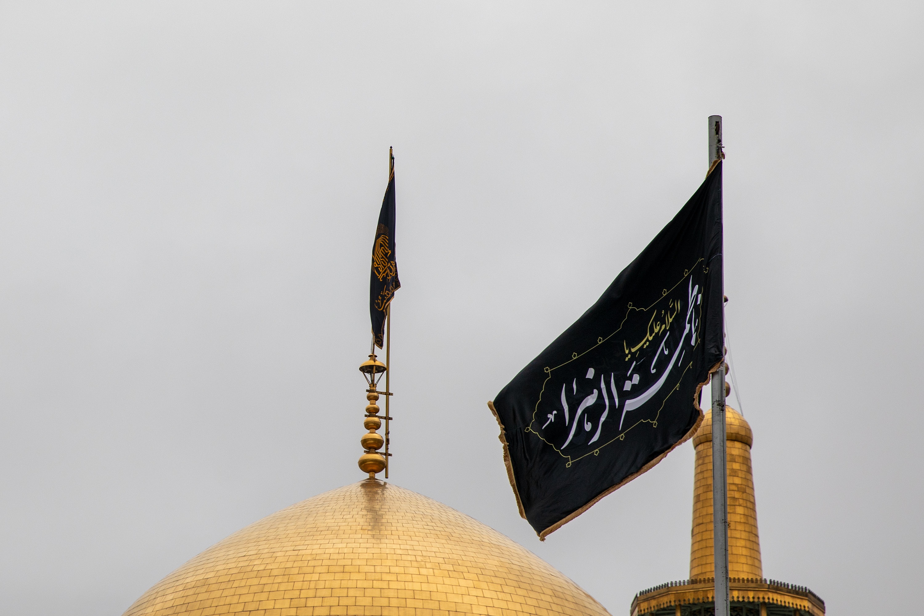 تعویض پرچم گنبد منور رضوی به مناسبت شهادت حضرت فاطمه (س) تعویض پرچم گنبد منور رضوی به مناسبت شهادت حضرت فاطمه (س)