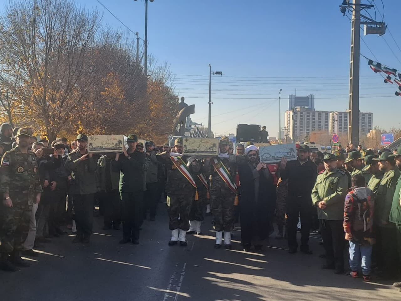 10 شهید والامقام روی دوش مردم قزوین تشییع شدند 10 شهید والامقام روی دوش مردم قزوین تشییع شدند