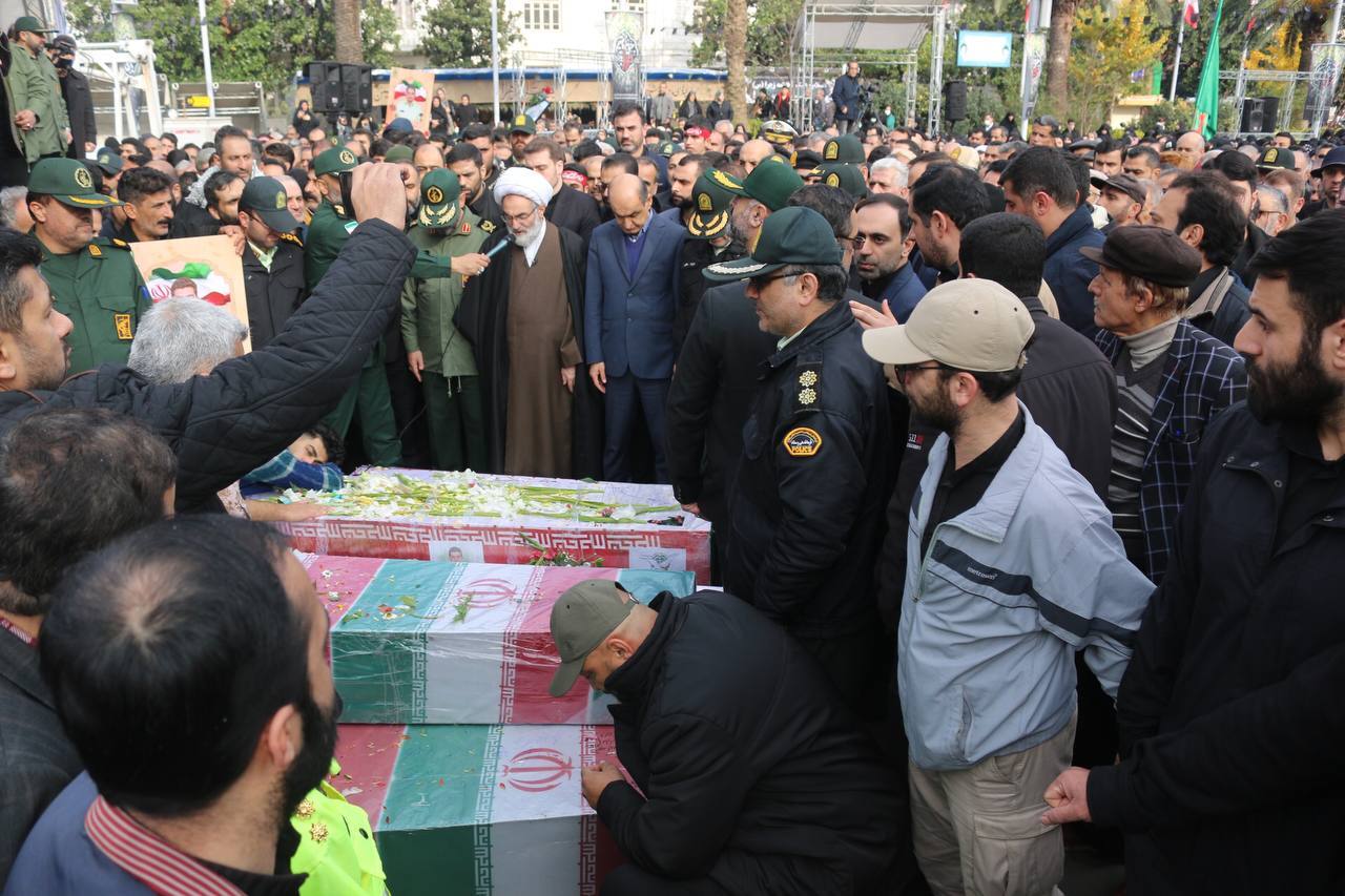 بدرقه شهدای گمنام در قلب گیلان برگزار شد/شور حماسی و وحدت مردمی گیلان در بدرقه شهدای گمنام و مدافع امنیت