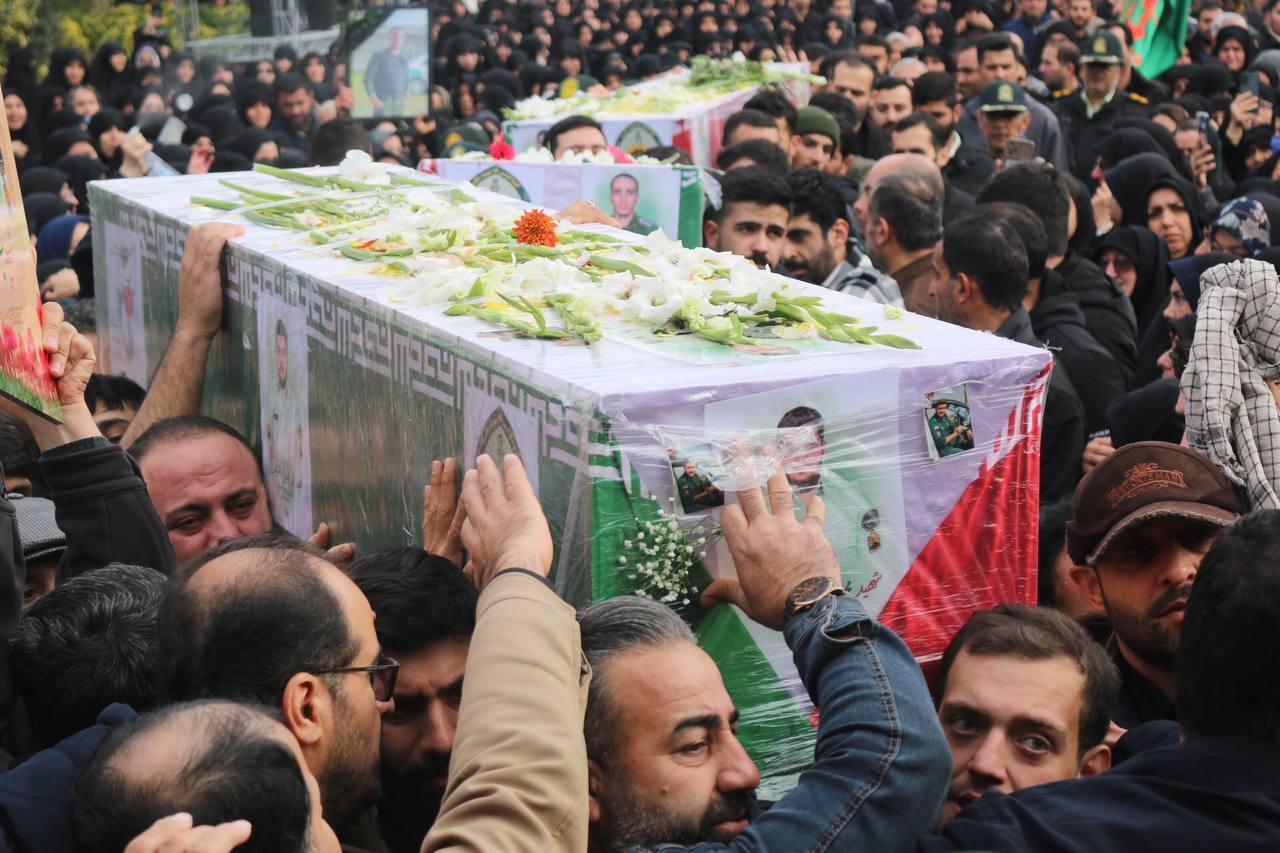 بدرقه شهدای گمنام در قلب گیلان برگزار شد/شور حماسی و وحدت مردمی گیلان در بدرقه شهدای گمنام و مدافع امنیت