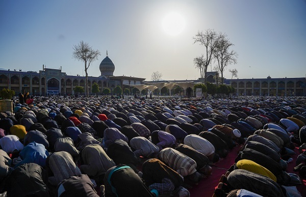 گزارش تصویری-نماز عید بندگی در سومین حرم اهل بیت (ع) اقامه شد گزارش تصویری-نماز عید بندگی در سومین حرم اهل بیت (ع) اقامه شد