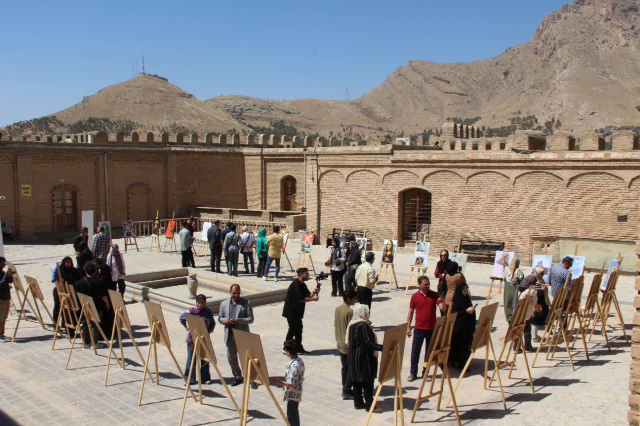 نمایشگاه بین&zwnj;المللی بزرگان کاریکاتوریست چهره جهان در لرستان افتتاح شد+تصویر