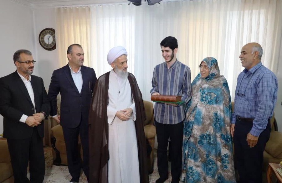 دیدار نماینده ولی فقیه در استان مازندران با نفر چهارم کنکور سراسری/ ورود به دانشگاه، «جهاد اکبر» است دیدار نماینده ولی فقیه در استان مازندران با نفر چهارم کنکور سراسری/ ورود به دانشگاه، «جهاد اکبر» است