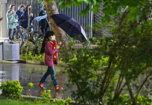 چشمهای خسته شهر از آسمان خاکستری چشمهای خسته شهر از آسمان خاکستری